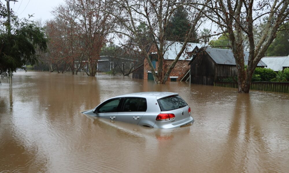 Banjir Mobil Terendam