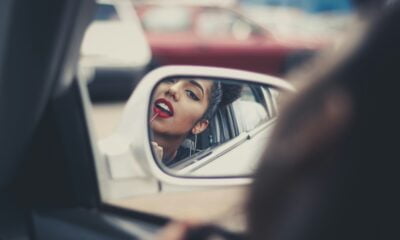 Kebiasaan ajaib cewek kalo lagi di mobil