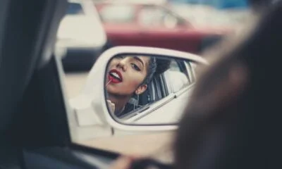 Kebiasaan ajaib cewek kalo lagi di mobil
