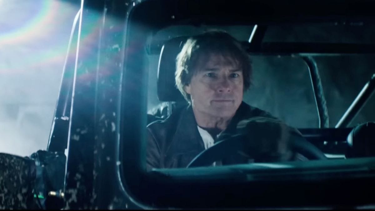Tom Cruise mengendarai Jeep Wrangler 4xe dalam film Mission Impossible The Final Reckoning